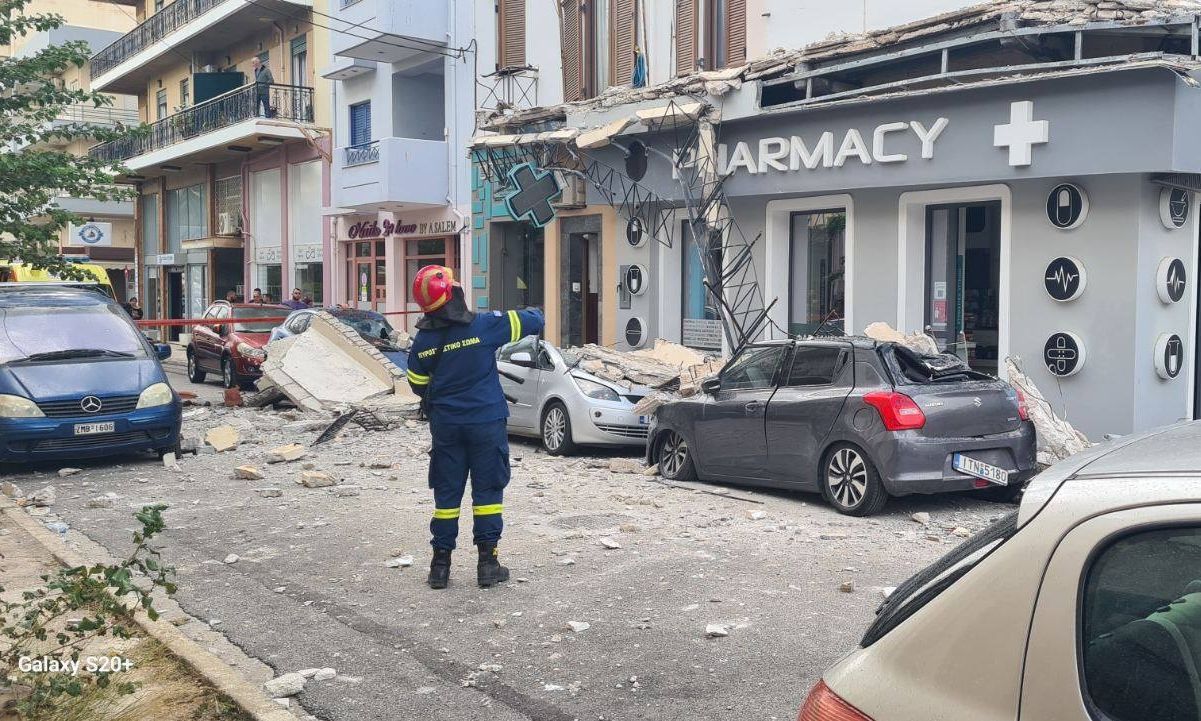 Λαύριο: Κατέρρευσε μπαλκόνι πάνω σε σταθμευμένο αυτοκίνητο – Μία γυναίκα με ελαφρά τραύματα