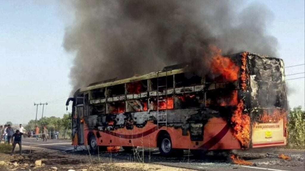 Ινδία: Τουλάχιστον 20 νεκροί από πυρκαγιά σε λεωφορείο στο Ρατζαστάν