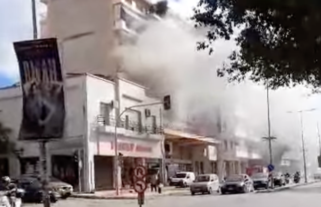 Πυρκαγιά σε πολυκατοικία στη Θεσσαλονίκη - Χωρίς αισθήσεις εντοπίστηκε γυναίκα