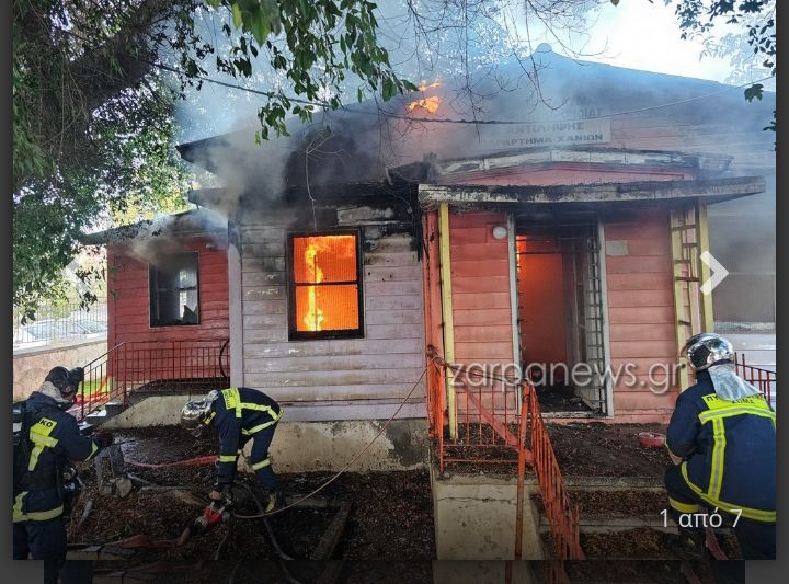 Πυρκαγιά σε εγκαταλελειμμένο ξύλινο κτίριο επί της οδού Ελευθερίου Βενιζέλου στα Χανιά Πυρκαγιά σε εγκαταλελειμμένο ξύλινο κτίριο επί της οδού Ελευθερίου Βενιζέλου στα Χανιά