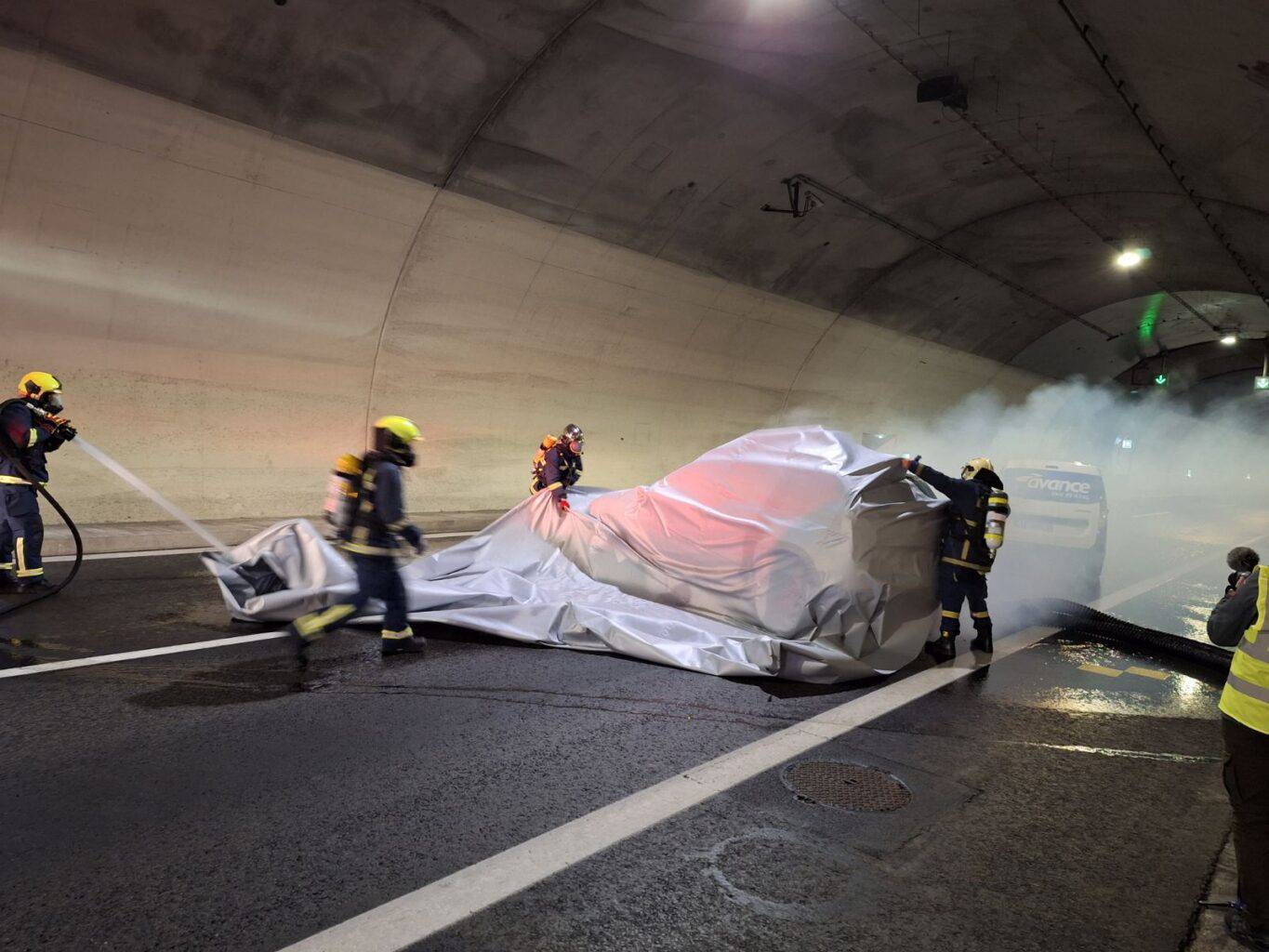 Άσκηση με σενάριο πυρκαγιάς σε ηλεκτρικό όχημα στη Σήραγγα Πλαταμώνα