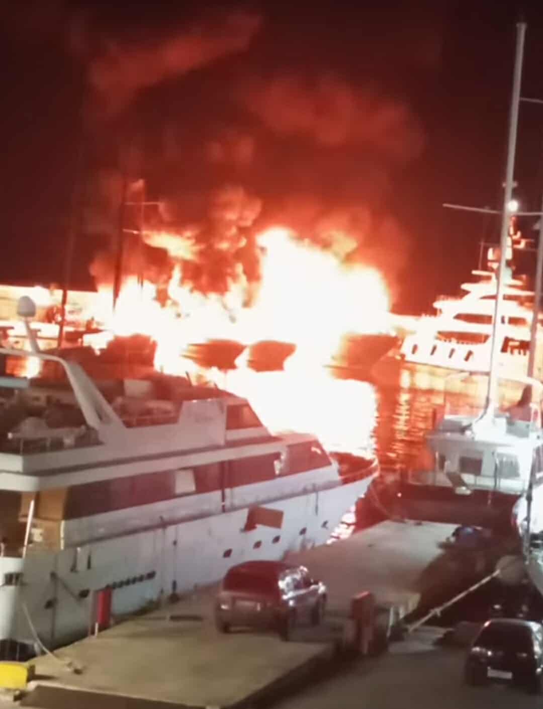 Πυρκαγιά σε σκάφη στην Ακτή Θεμιστοκλέους στον Πειραιά