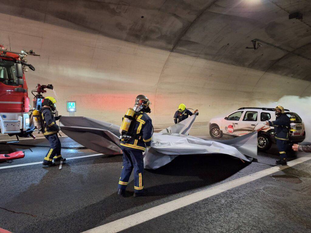 Άσκηση με σενάριο πυρκαγιάς σε ηλεκτρικό όχημα στη Σήραγγα Πλαταμώνα