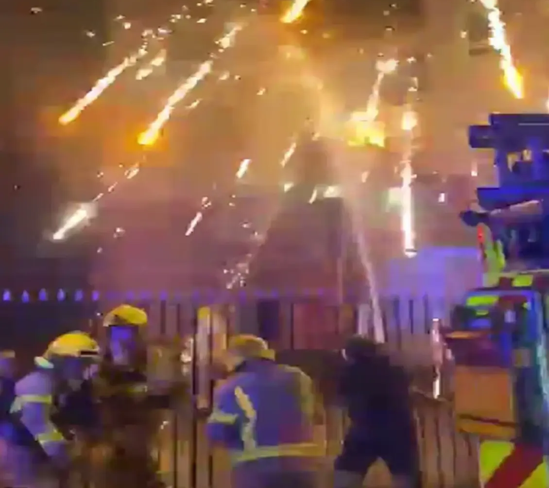 Επίθεση με πυροτεχνήματα σε πυροσβέστες στο Λίβερπουλ κατά τη διάρκεια της Bonfire Night