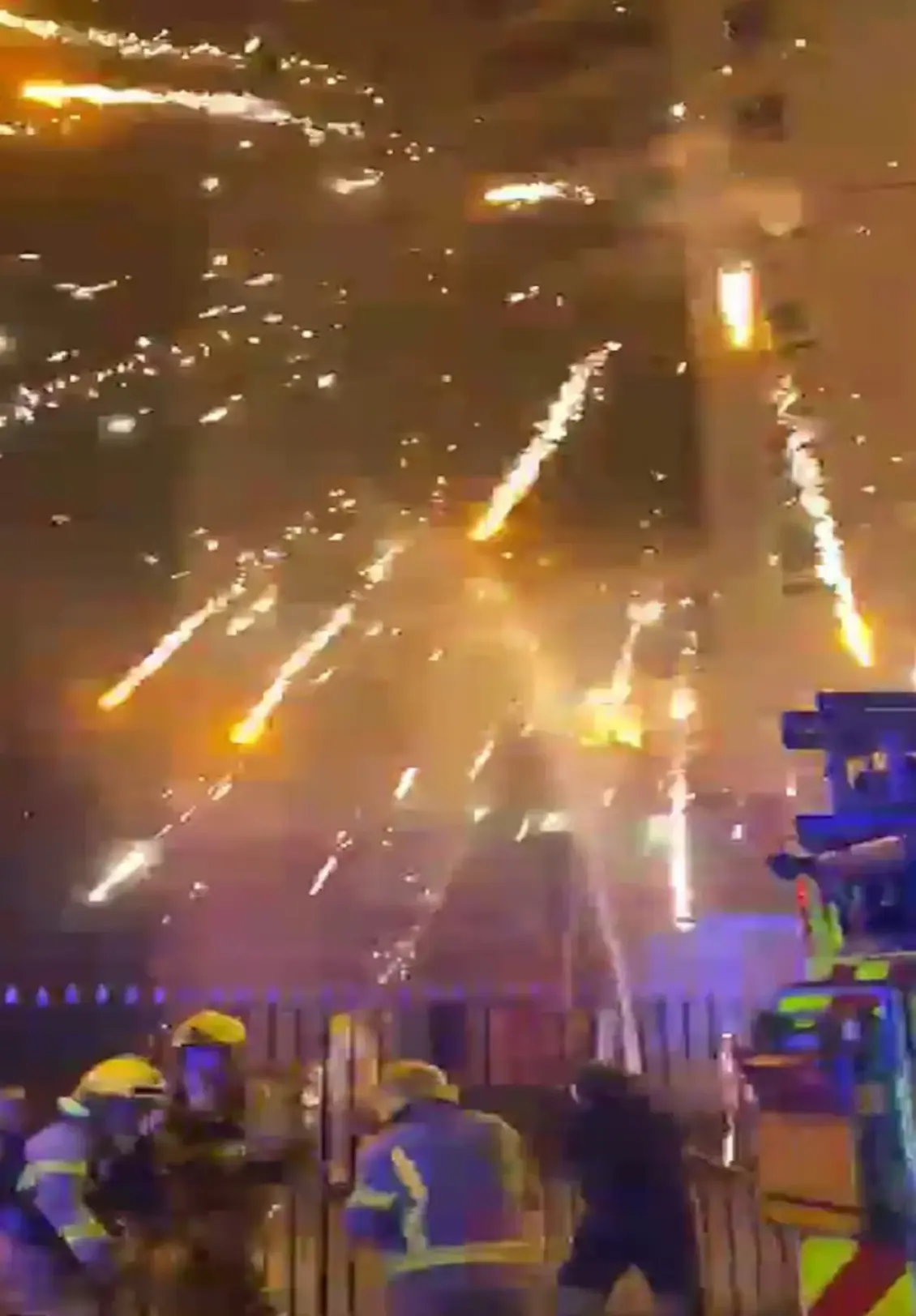 Επίθεση με πυροτεχνήματα σε πυροσβέστες στο Λίβερπουλ κατά τη διάρκεια της Bonfire Night Επίθεση με πυροτεχνήματα σε πυροσβέστες στο Λίβερπουλ κατά τη διάρκεια της Bonfire Night