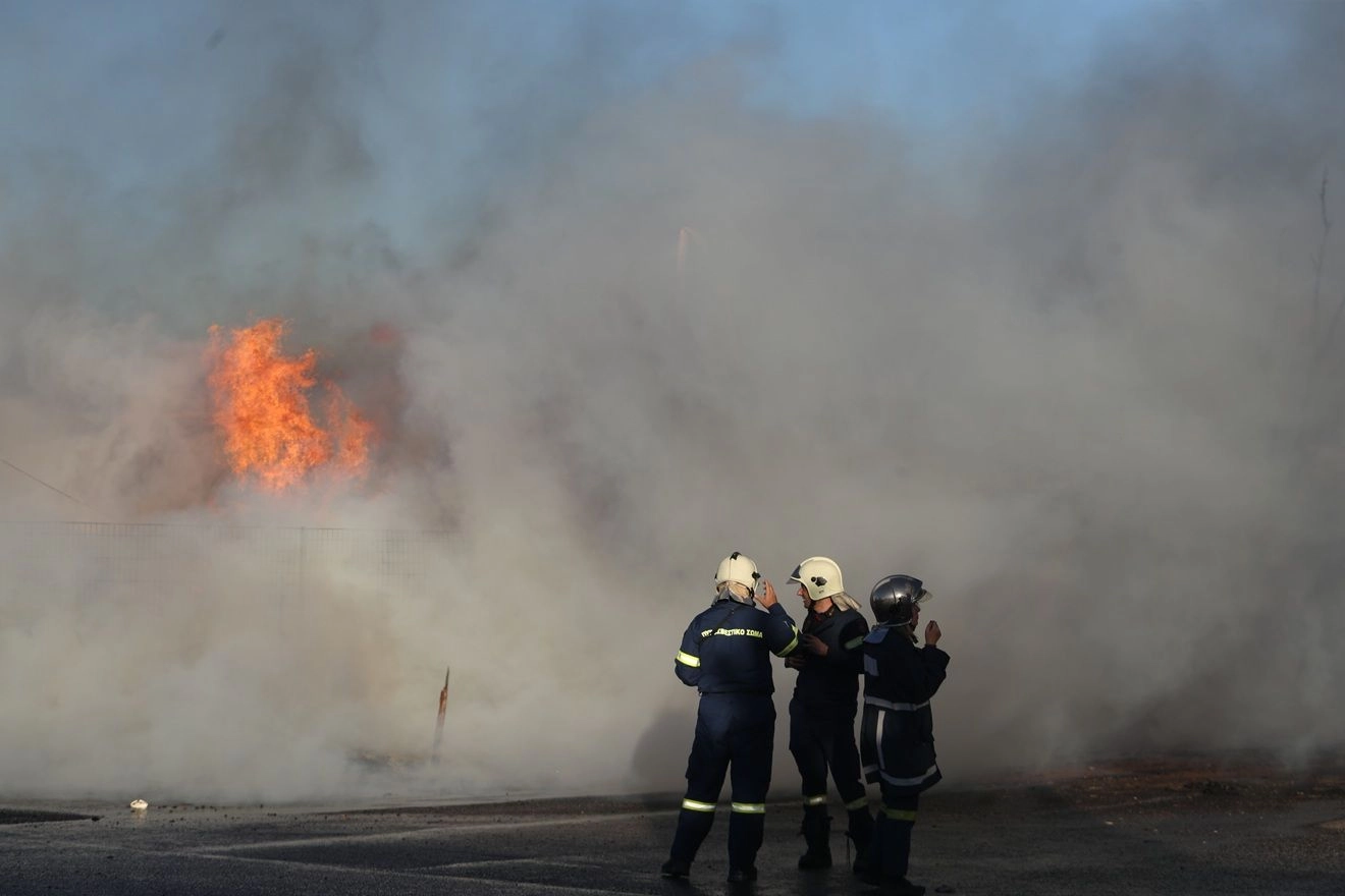 Πυρκαγιά σε επαγγελματικό χώρο βιομηχανίας στην περιοχή Βασιλική Καλαμπάκας Τρικάλων