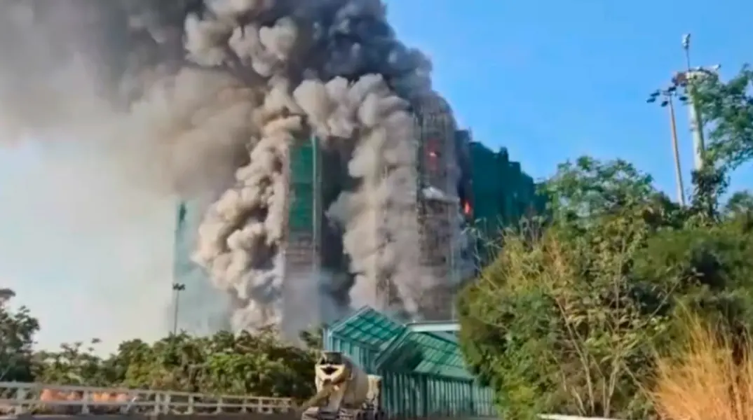 Πυρκαγιά σε ουρανοξύστες στο Χονγκ Κονγκ – Αναφορές για πολλούς εγκλωβισμένους Πυρκαγιά σε ουρανοξύστες στο Χονγκ Κονγκ – Αναφορές για πολλούς εγκλωβισμένους