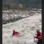 Η διάσωση πυροσβέστη της ΕΜΑΚ που παρασύρθηκε από τα ορμητικά νερά ποταμού στα Τζουμέρκα