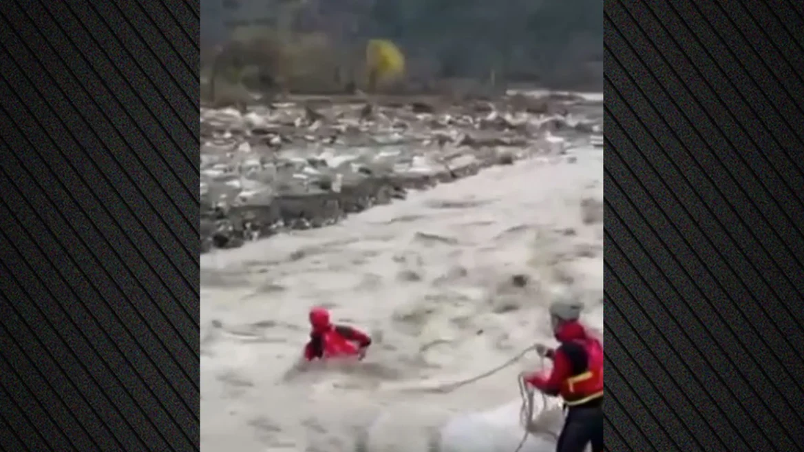 Η διάσωση πυροσβέστη της ΕΜΑΚ που παρασύρθηκε από τα ορμητικά νερά ποταμού στα Τζουμέρκα