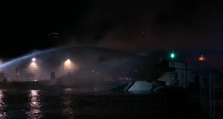 Πυρκαγιά σε σκάφη στην Ακτή Θεμιστοκλέους στον Πειραιά