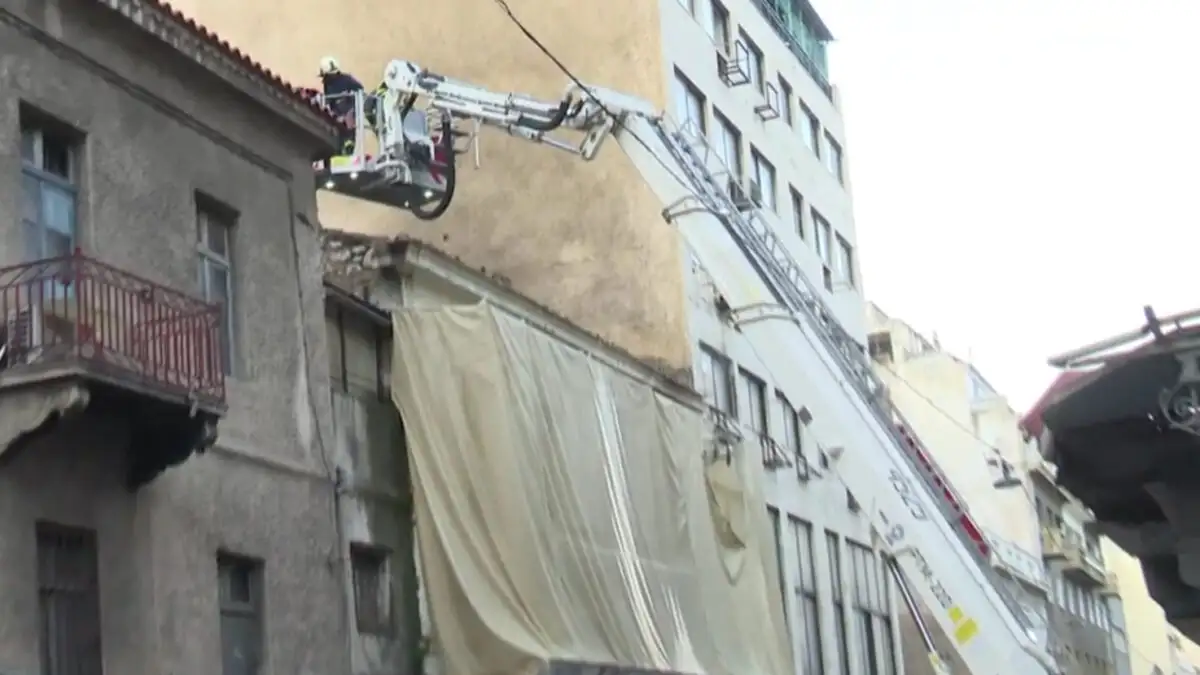 Πυρκαγιά σε εγκαταλελειμμένο κτίριο στην οδό Σοφοκλέους στο κέντρο της Αθήνας Πυρκαγιά σε εγκαταλελειμμένο κτίριο στην οδό Σοφοκλέους στο κέντρο της Αθήνας