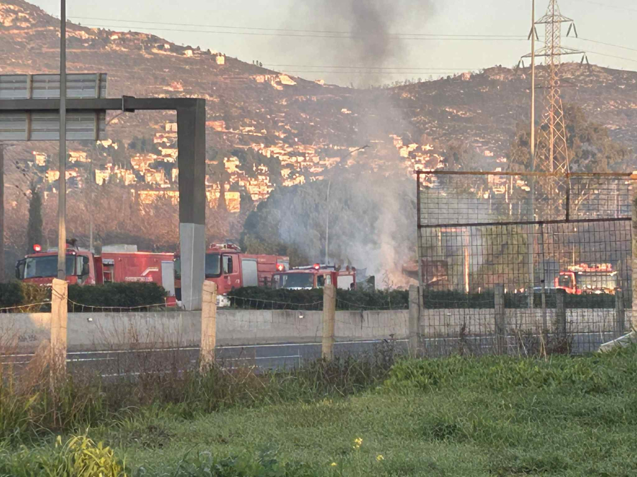 Πυρκαγιά σε φορτηγό όχημα λίγο πριν τα διόδια Αφιδνών στο ρεύμα κυκλοφορίας προς Αθήνα Πυρκαγιά σε φορτηγό όχημα λίγο πριν τα διόδια Αφιδνών στο ρεύμα κυκλοφορίας προς Αθήνα