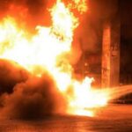 Πυρκαγιά σε Ι.Χ. και μηχανάκια σε είσοδο πολυκατοικίας επί της οδού Δροσοπούλου στο Γαλάτσι