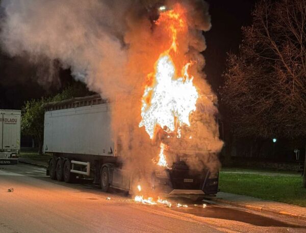 Πυρκαγιά σε Φ.Ι.Χ. όχημα στα Φάρσαλα Λάρισας Πυρκαγιά σε Φ.Ι.Χ. όχημα στα Φάρσαλα Λάρισας