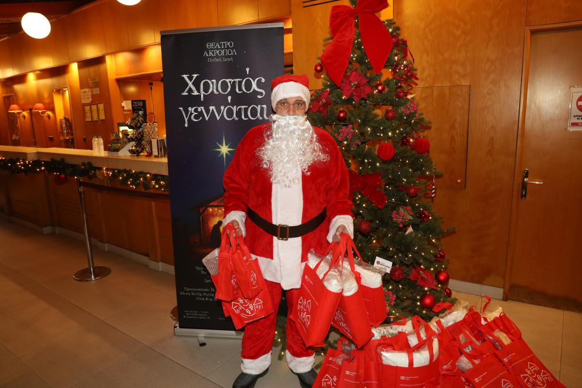 Χριστουγεννιάτικες στιγμές χαράς για τα παιδιά των πυροσβεστών στο θέατρο «Ακροπόλ»