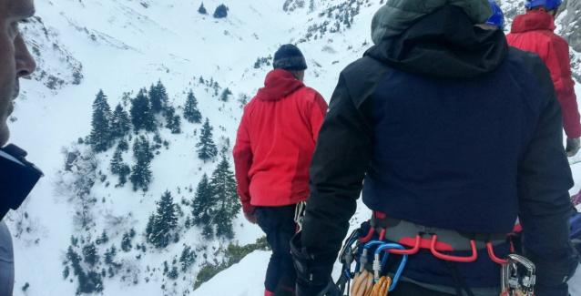 Σε πλήρη εξέλιξη επιχείρηση της ΕΜΑΚ στα Βαρδούσια Φωκίδας για τον εντοπισμό τριών αγνοούμενων ορειβατών