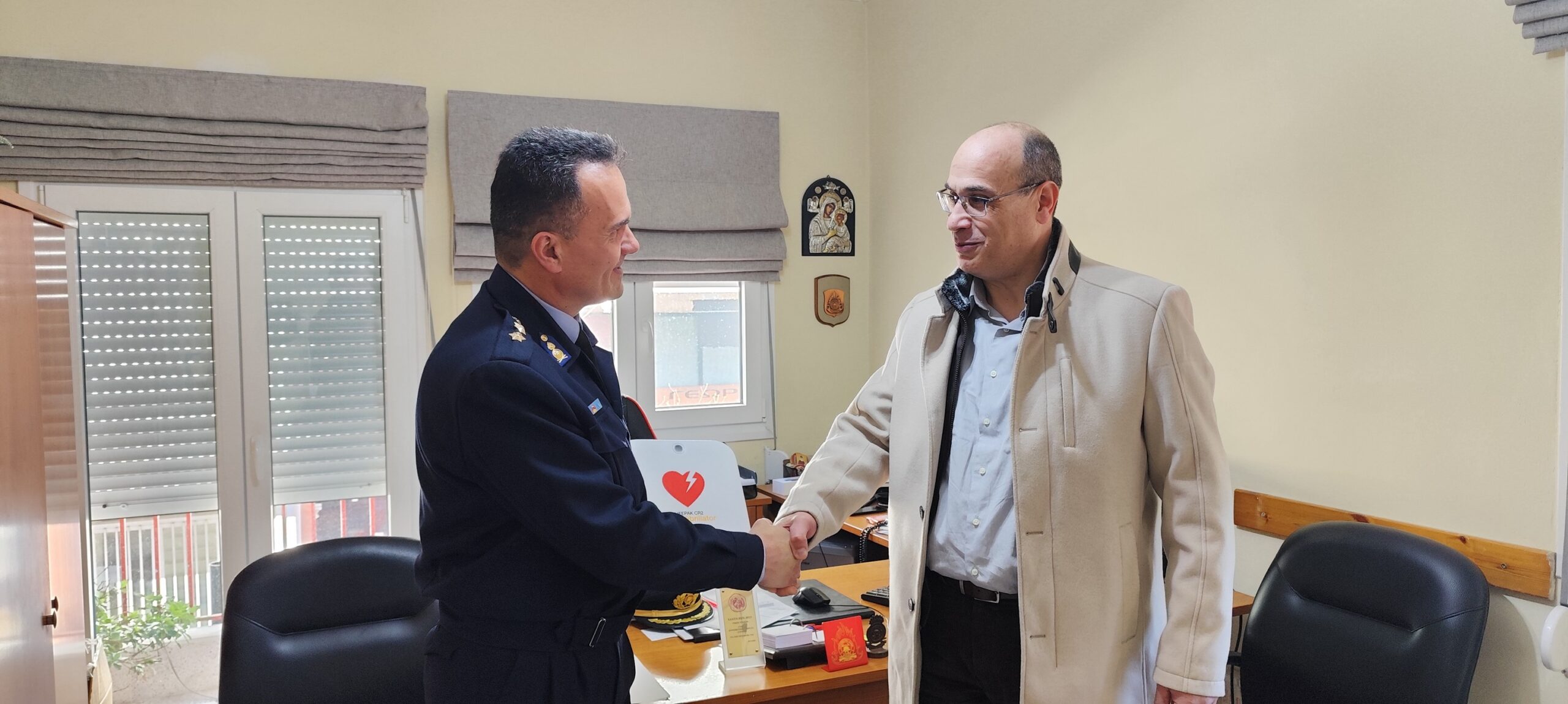 Αγρίνιο: Δωρεά απινιδωτή στην Πυροσβεστική Υπηρεσία από την οικογένεια Καγιά