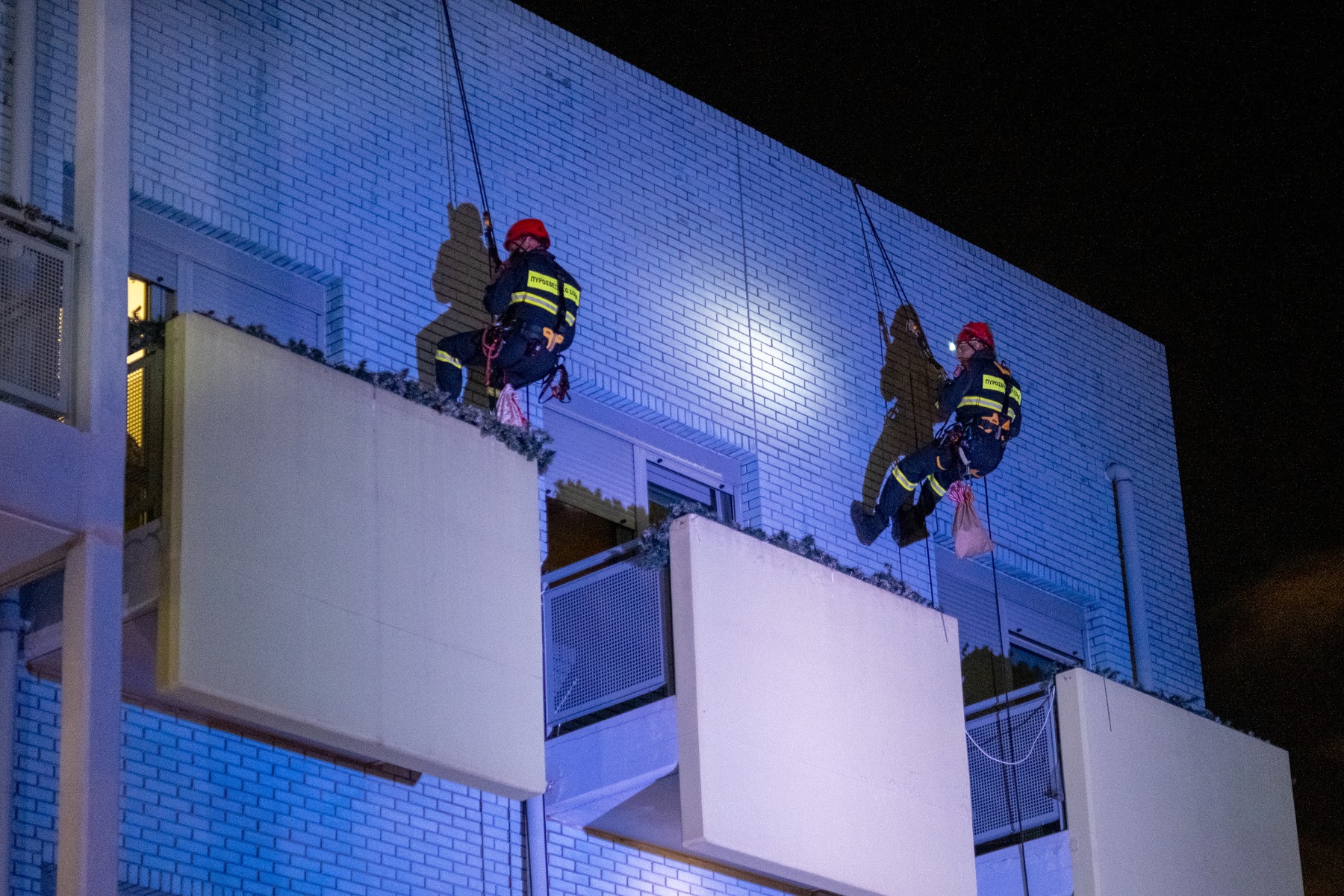 Οι «ιπτάμενοι Άγιοι Βασίληδες» της Πυροσβεστικής σκόρπισαν χαμόγελα στο Παίδων «Αγία Σοφία»