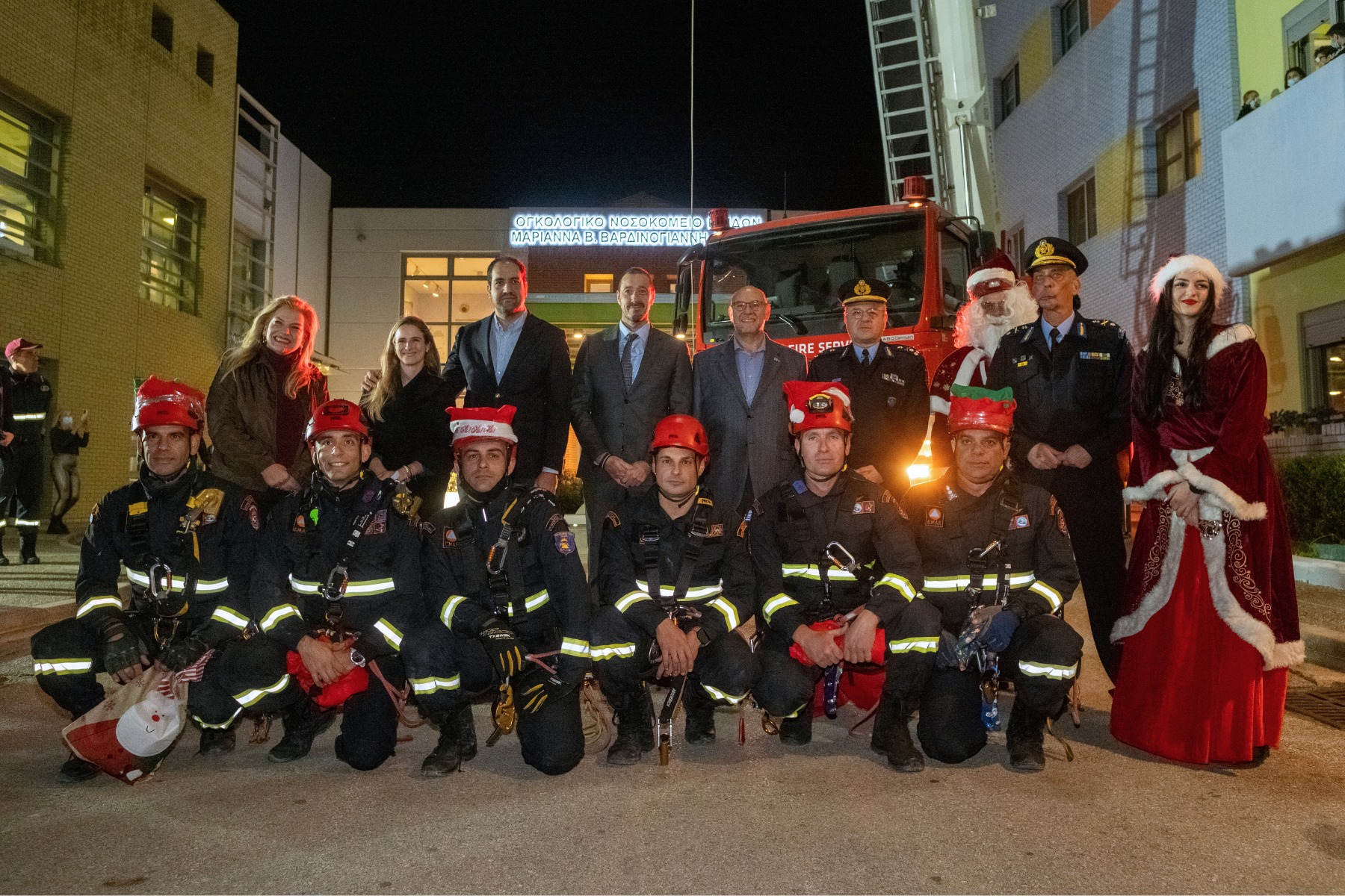 Οι «ιπτάμενοι Άγιοι Βασίληδες» της Πυροσβεστικής σκόρπισαν χαμόγελα στο Παίδων «Αγία Σοφία»