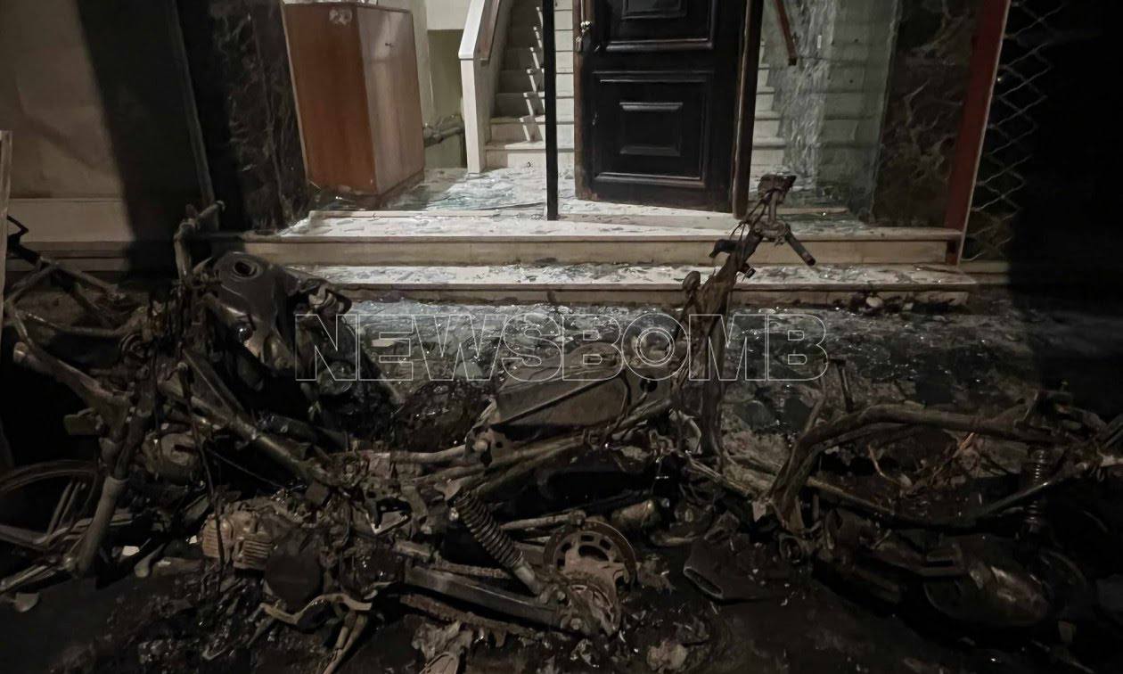 Πυρκαγιά σε Ι.Χ. και μηχανάκια σε είσοδο πολυκατοικίας επί της οδού Δροσοπούλου στο Γαλάτσι