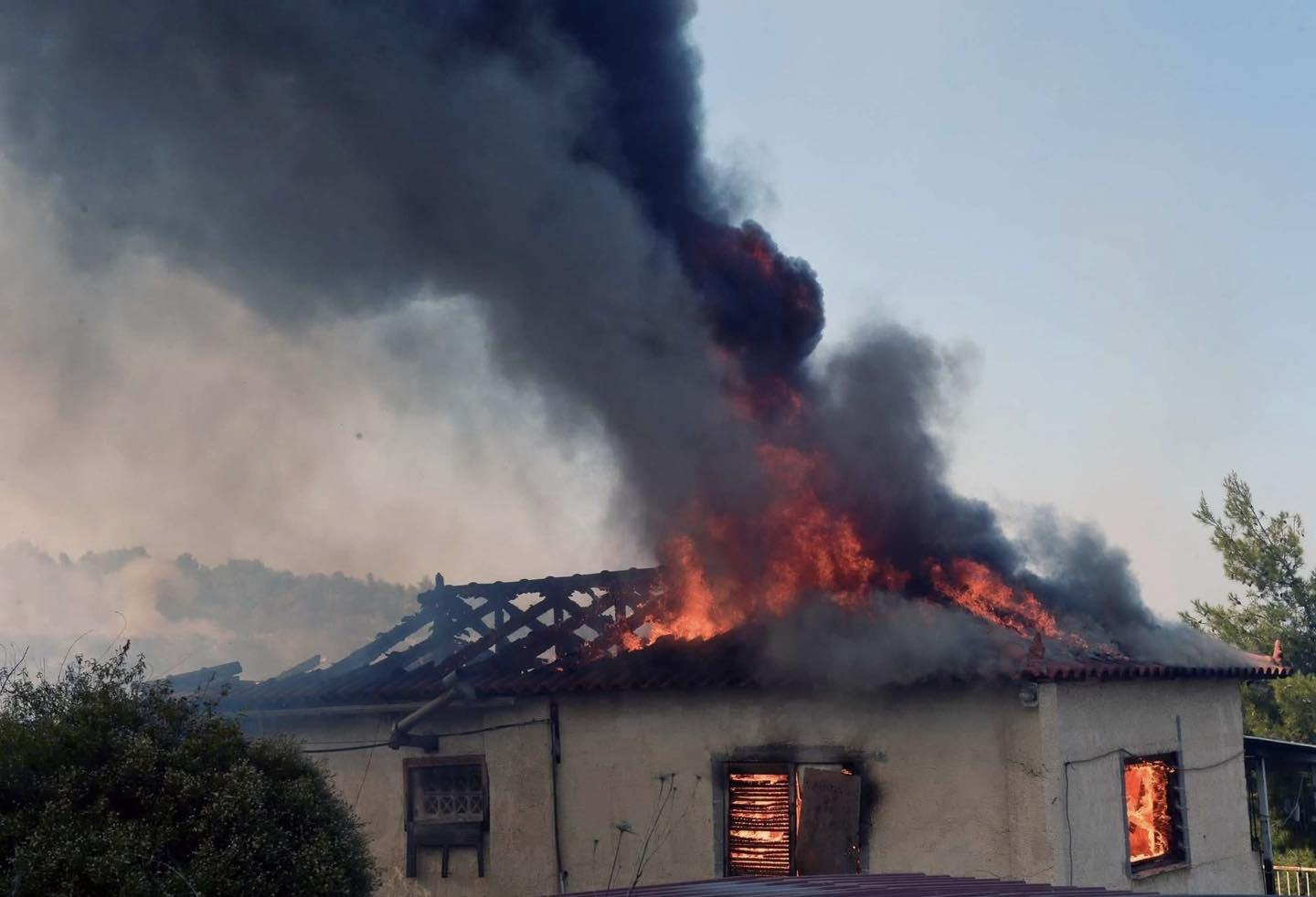 Ροδόπη: Ανήλικος χωρίς αισθήσεις μετά από πυρκαγιά σε κατοικία