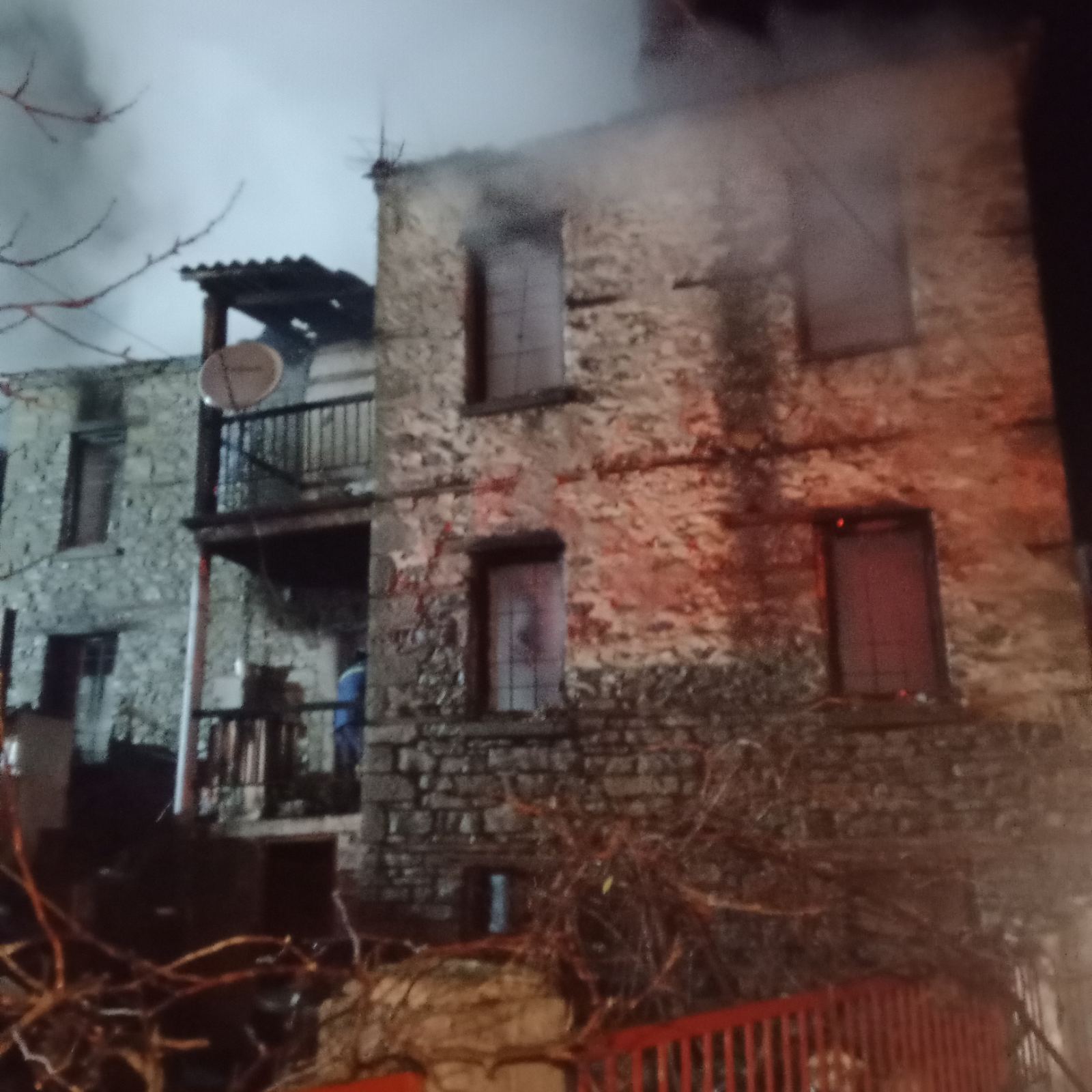 Πυρκαγιά σε διπλοκατοικία στα Γρεβενά