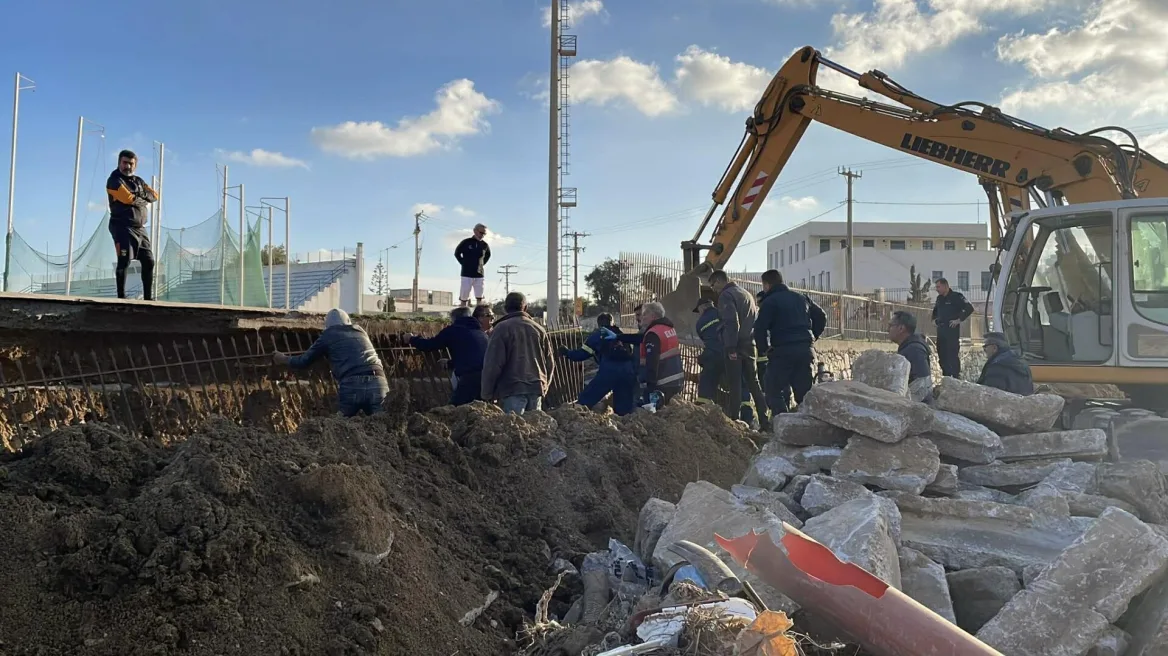 Νάξος: Επιχείρηση της Πυροσβεστικής για απεγκλωβισμό εργατών μετά από εργατικό ατύχημα