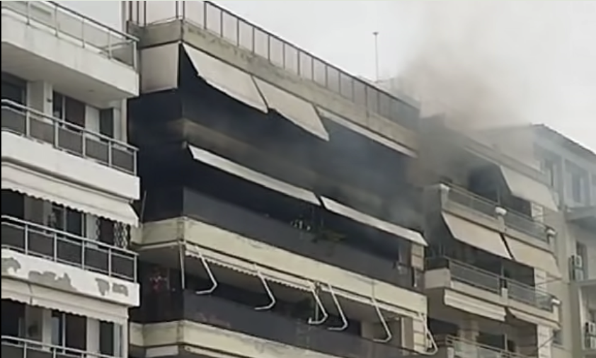 Πυρκαγιά σε μπαλκόνι διαμερίσματος πολυκατοικίας στην παραλία του Βόλου