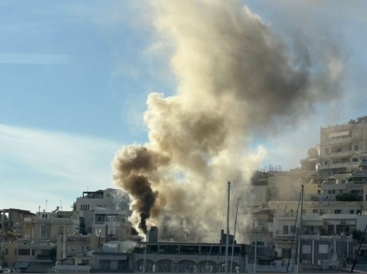 Πυρκαγιά σε καμινάδα εστιατορίου στην ακτή Μητσοπούλου στον Πειραιά