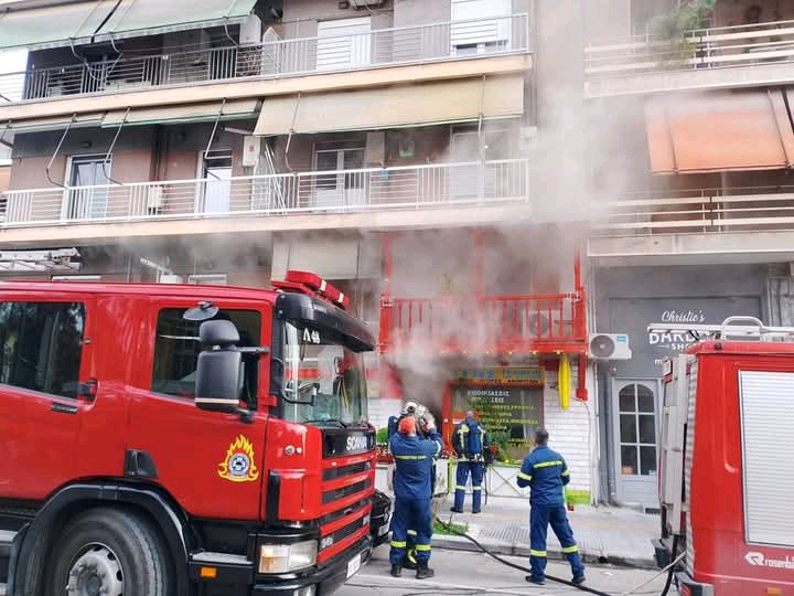 Πυρκαγιά σε χώρο γραφείου στη συμβολή των οδών Ανθίμου Γαζή και Ηπείρου στην πόλη της Λάρισα Πυρκαγιά σε χώρο γραφείου στη συμβολή των οδών Ανθίμου Γαζή και Ηπείρου στην πόλη της Λάρισα
