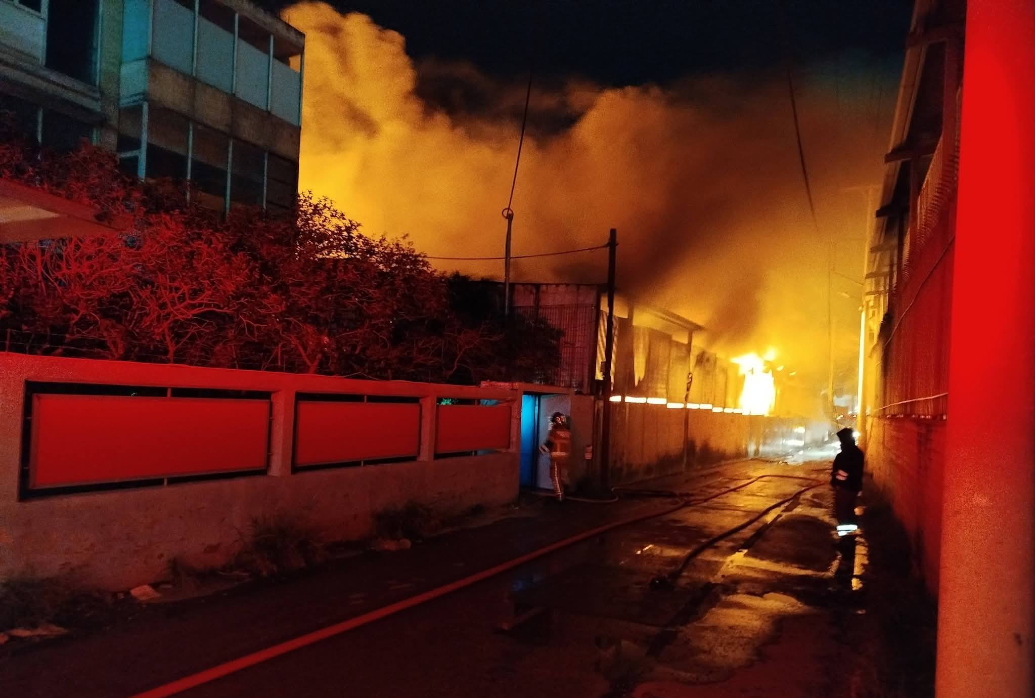 Πυρκαγιά σε χώρο εργοστασίου στη συμβολή των οδών Δεκελείας και Κατάρα στο Μενίδι
