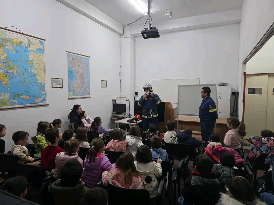 Εκπαιδευτική επίσκεψη μαθητών Νηπιαγωγείου στην Πυροσβεστική Υπηρεσία Χίου