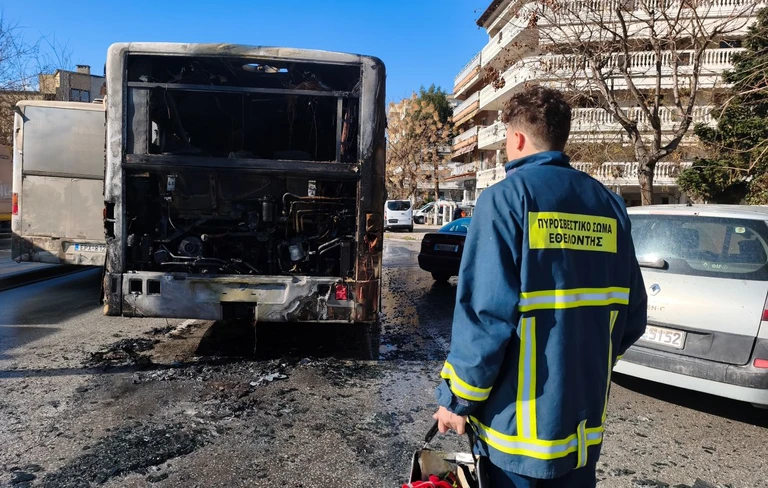 Πυρκαγιά σε λεωφορείο στη συμβολή των οδών Κηφισίας και Μ. Ψελλού την Θεσσαλονίκη
