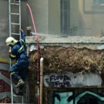 Πυρκαγιά σε εγκαταλελειμμένο κτίριο στη συμβολή των οδών Φωκίωνος και Αμαλίας στην Νίκαια
