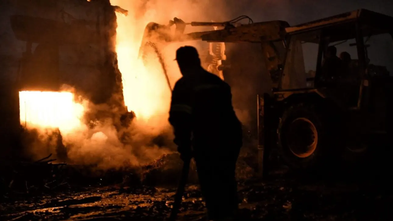 Πυρκαγιά σε βιομηχανικό χώρο στην Μάνδρα Αττικής