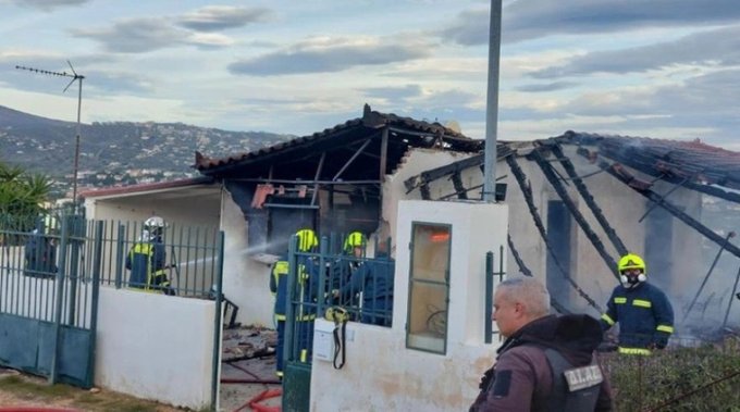 Πυρκαγιά σε οικία στη Ραφήνα Αττικής - Χωρίς τις αισθήσεις του εντοπίστηκε ένα άτομο