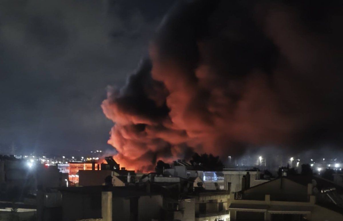 Πυρκαγιά σε χώρο εργοστασίου στη συμβολή των οδών Δεκελείας και Κατάρα στο Μενίδι