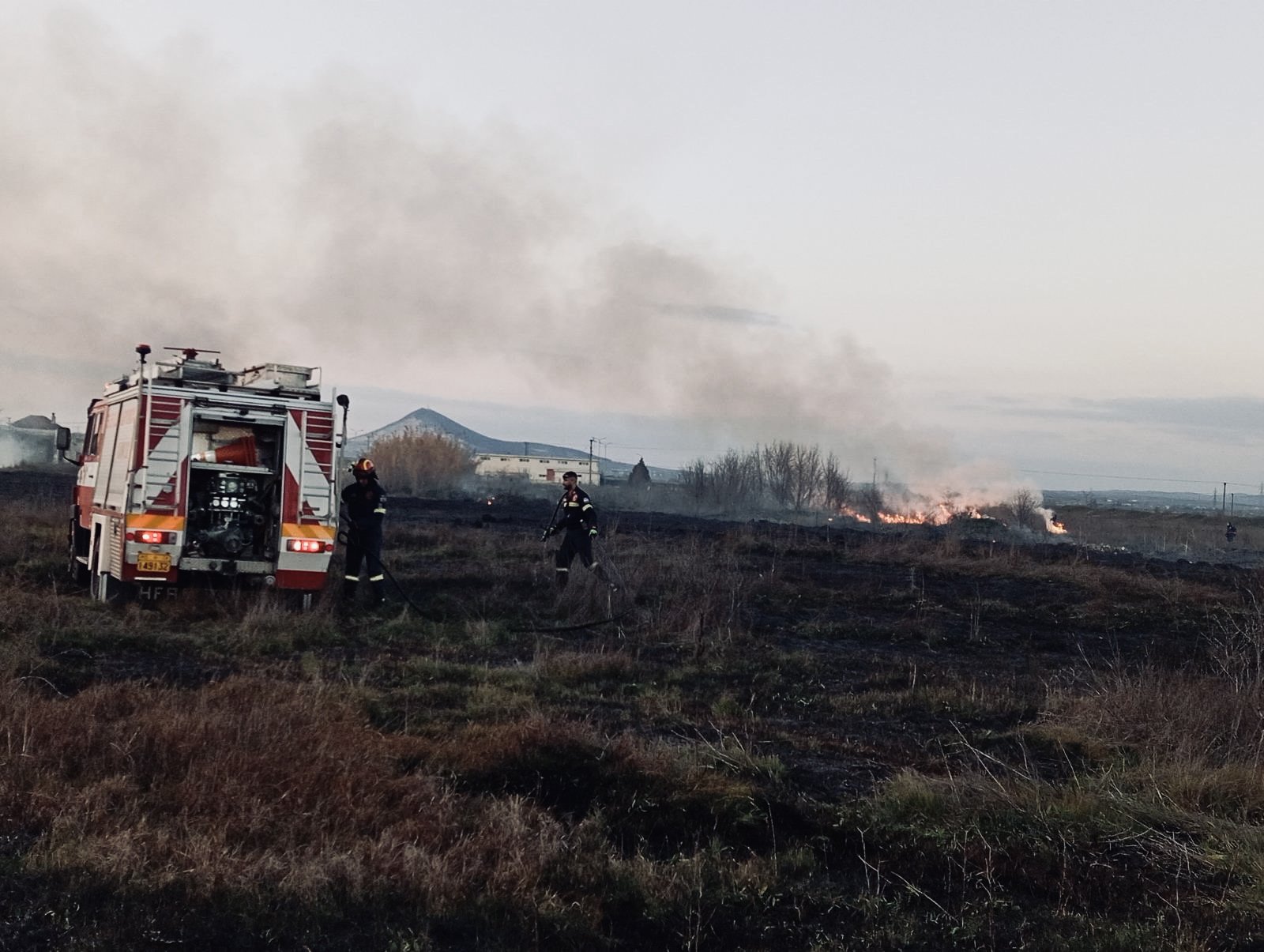 Πυρκαγιά σε ξερά χόρτα στο Περιβολάκι στην Θεσσαλονίκη