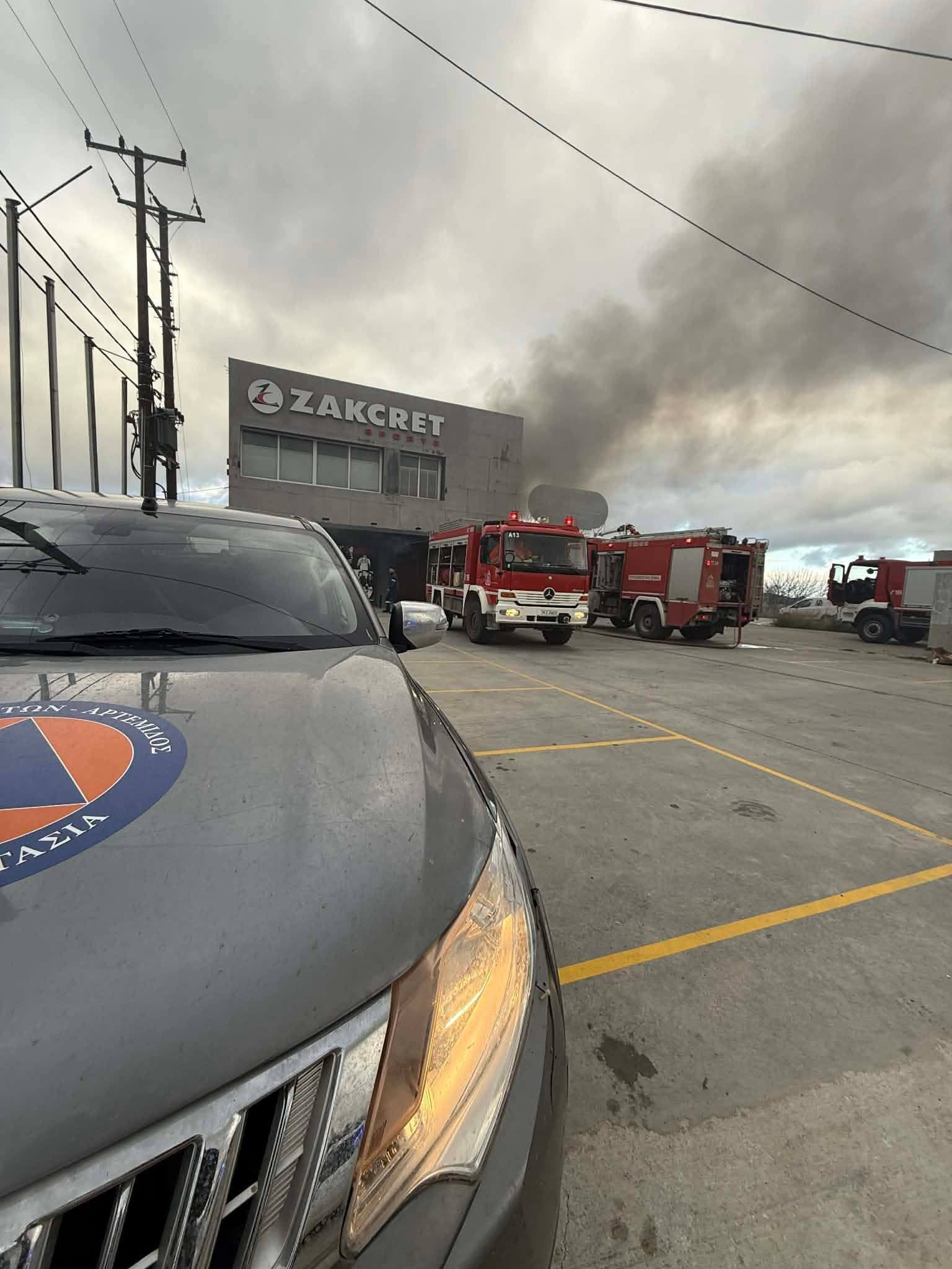 Πυρκαγιά σε χώρο επιχείρησης επί της Λεωφόρου Σπάτων στα Σπάτα