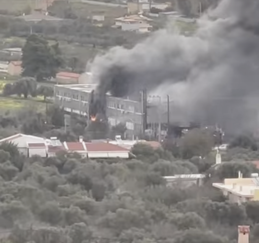 Πυρκαγιά σε χώρο επιχείρησης επί της Λεωφόρου Σπάτων στα Σπάτα