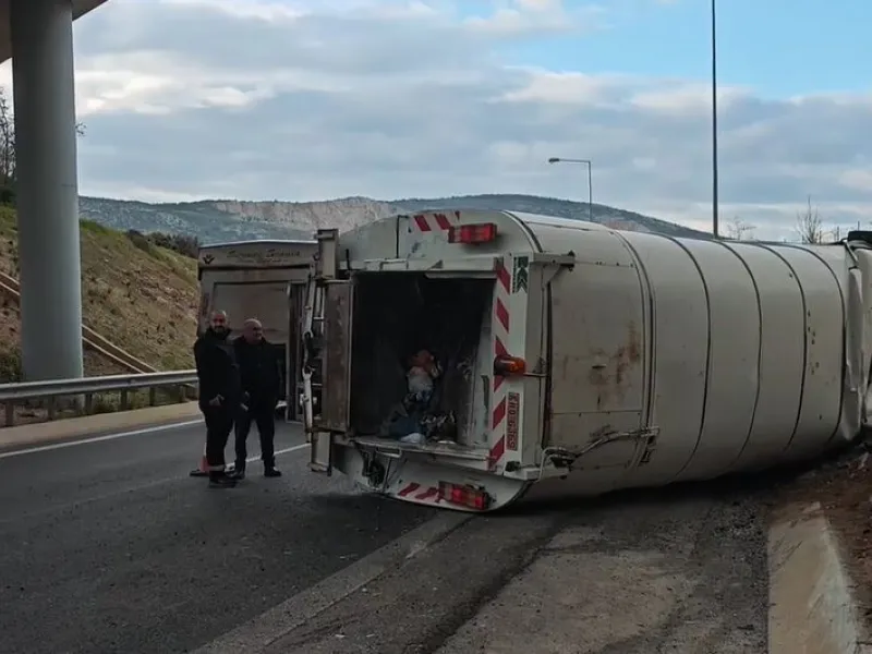 Ανατροπή απορριμματοφόρου στην Περιφερειακή Αιγάλεω - Ελαφρά τραυματίας ο οδηγός