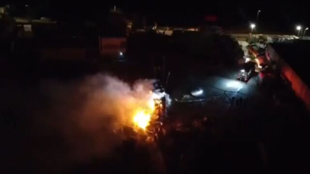 Πυρκαγιά σε υπαίθριο χώρο βιοτεχνίας στην περιοχή Μουρνιές Χανίων στην Κρήτη Πυρκαγιά σε υπαίθριο χώρο βιοτεχνίας στην περιοχή Μουρνιές Χανίων στην Κρήτη