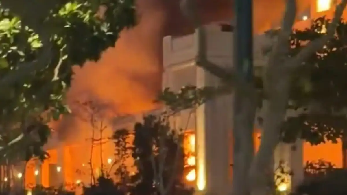 Πυρκαγιά σε πολυτελές ξενοδοχείο στο Ντουμπάι Πυρκαγιά σε πολυτελές ξενοδοχείο στο Ντουμπάι