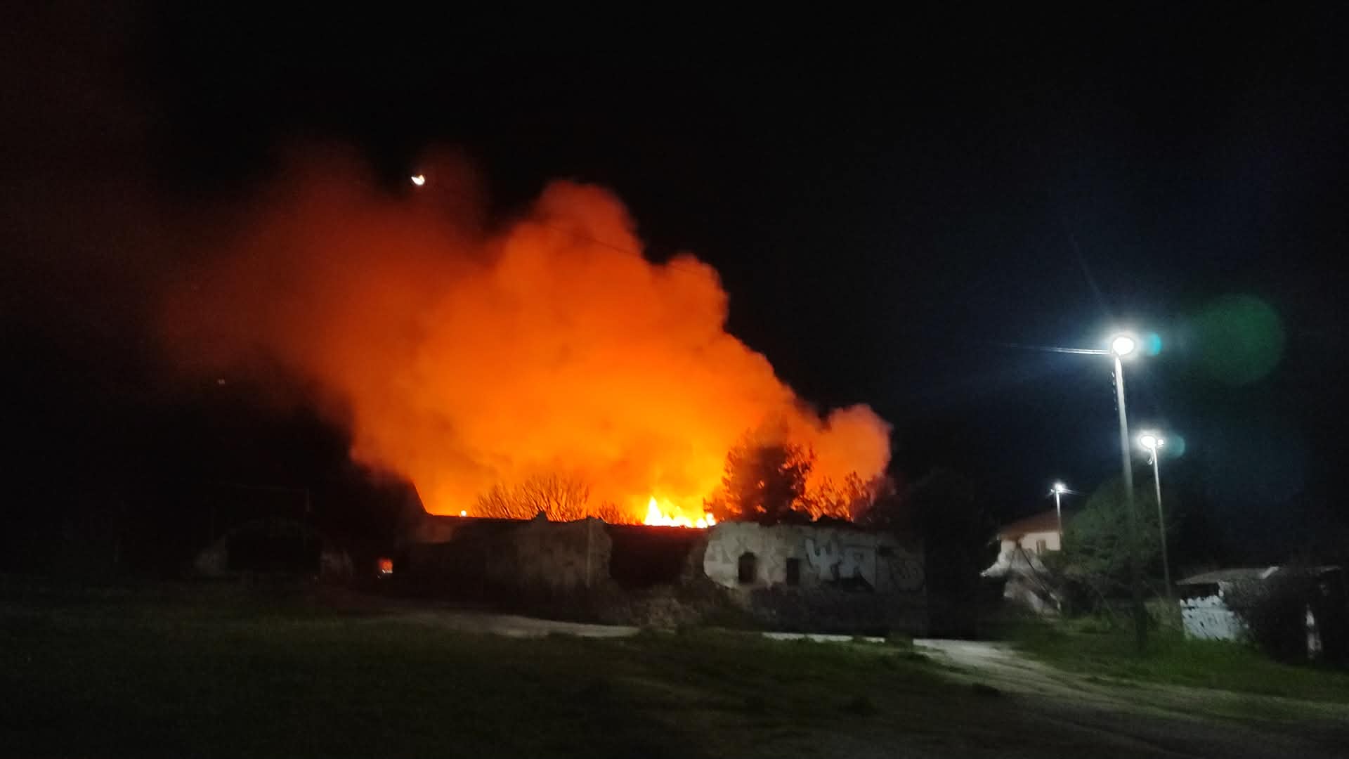 Πυρκαγιά σε εγκαταλελειμμένο κτίριο στην περιοχή της Καλαμαριάς Θεσσαλονίκης