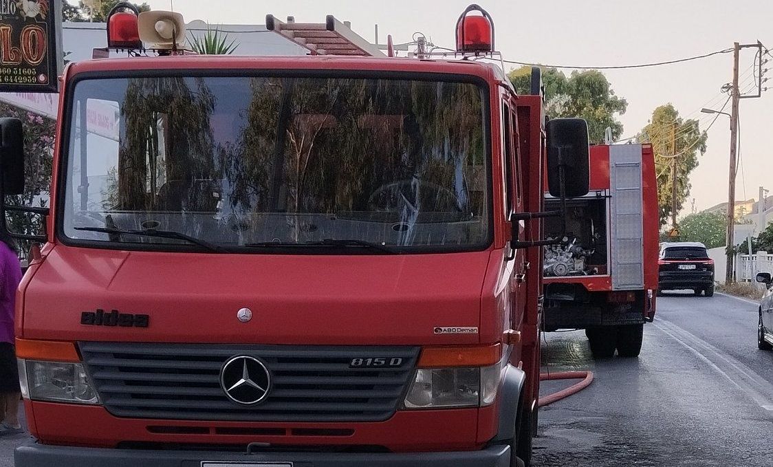 Πυρκαγιά σε μονοκατοικία στον δήμο Θήρας – Εκτεταμένες υλικές ζημιές