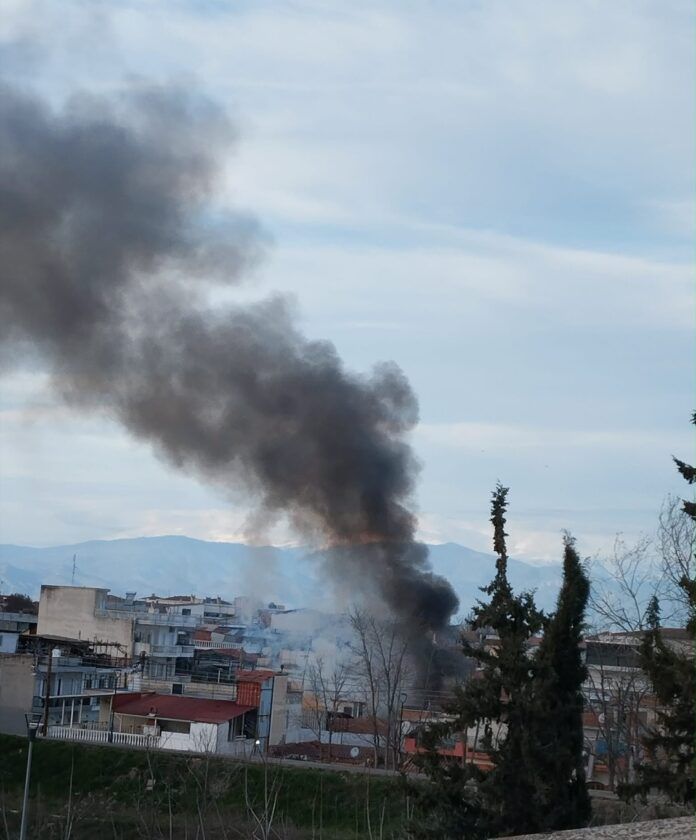 Πυρκαγιά σε οικία στην περιοχή της Νέας Σμύρνης στην πόλη της Λάρισας