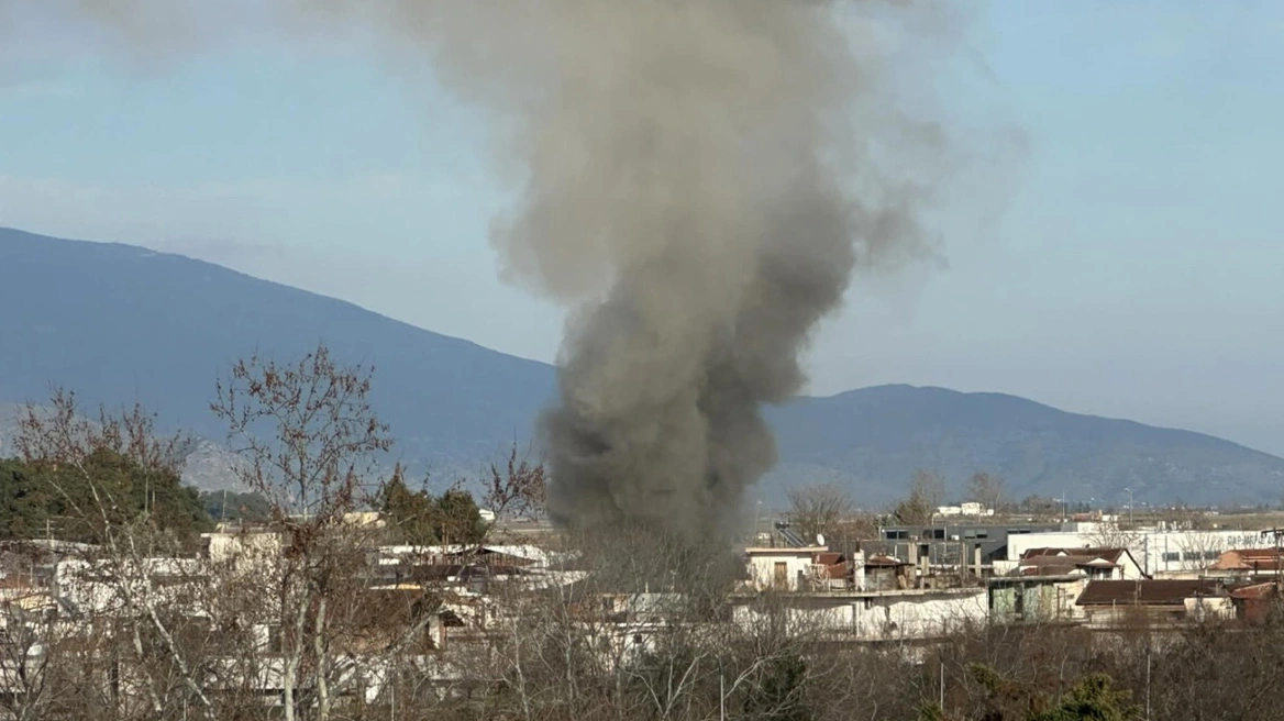 Πυρκαγιά σε οικία στην περιοχή της Νέας Σμύρνης στην πόλη της Λάρισας