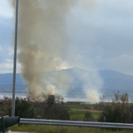 Πυρκαγιά σε ξερά χόρτα στη Βόλβη Θεσσαλονίκης