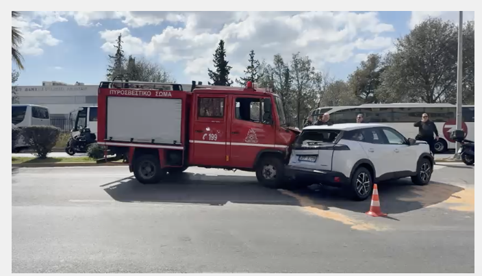 Καραμπόλα πέντε οχημάτων στη Λεωφόρο Αθηνών – Ανάμεσά τους και όχημα της Πυροσβεστικής