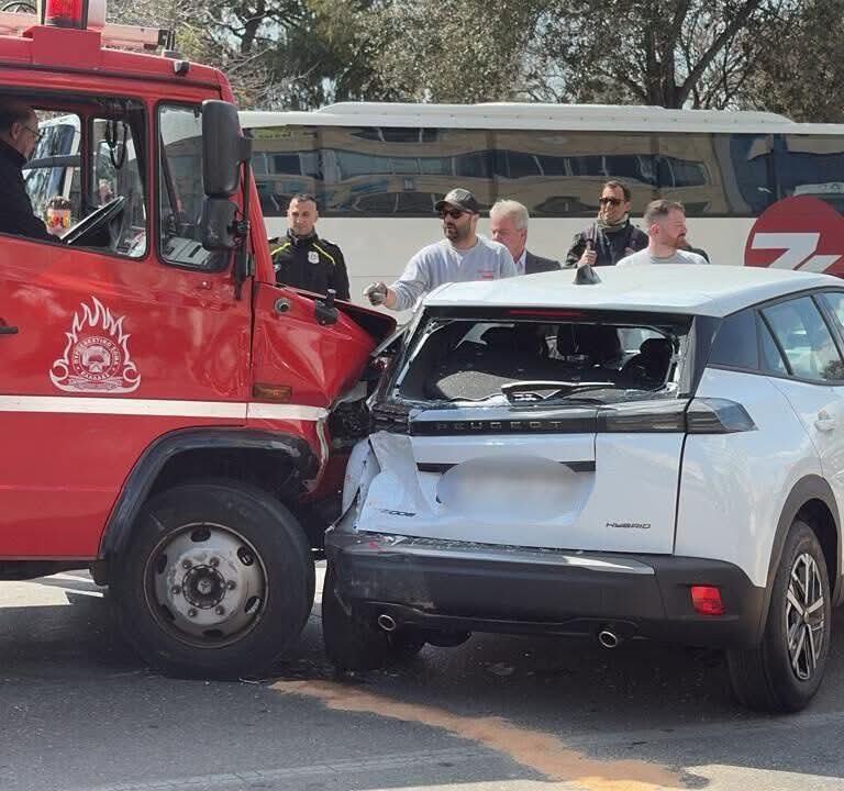 Καραμπόλα πέντε οχημάτων στη Λεωφόρο Αθηνών – Ανάμεσά τους και όχημα της Πυροσβεστικής